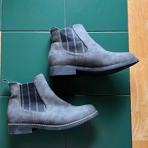 Boutique by Corkys Women's Broom Gray Chelsea Ankle Boots Pull-On Plaid Size 8